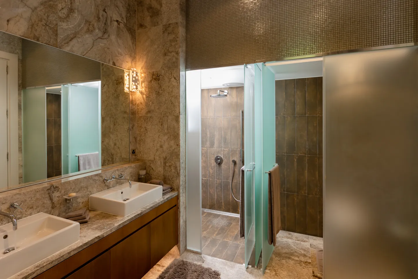 Résidence luxueuse avec grande terrasse et vue imprenable sur le lac L - Photo 7 sur 13