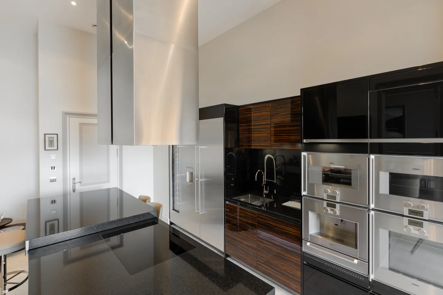 Résidence luxueuse avec grande terrasse et vue imprenable sur le lac L - Photo 4 sur 13