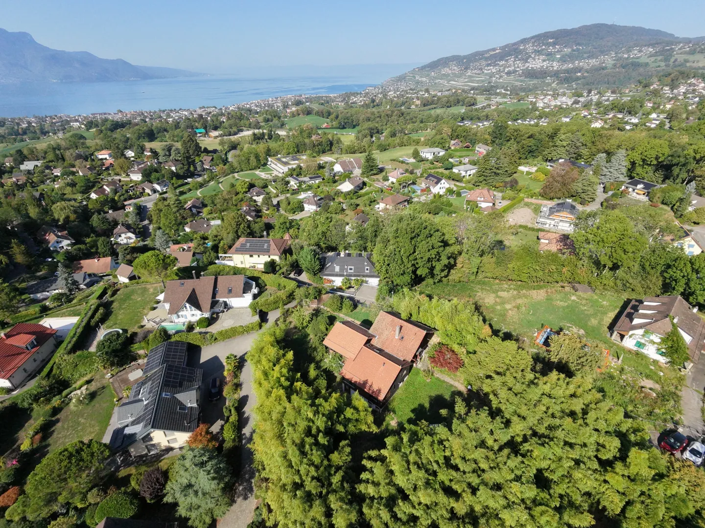 Parcelle arborée avec vue sur le lac - Photo 1 sur 2