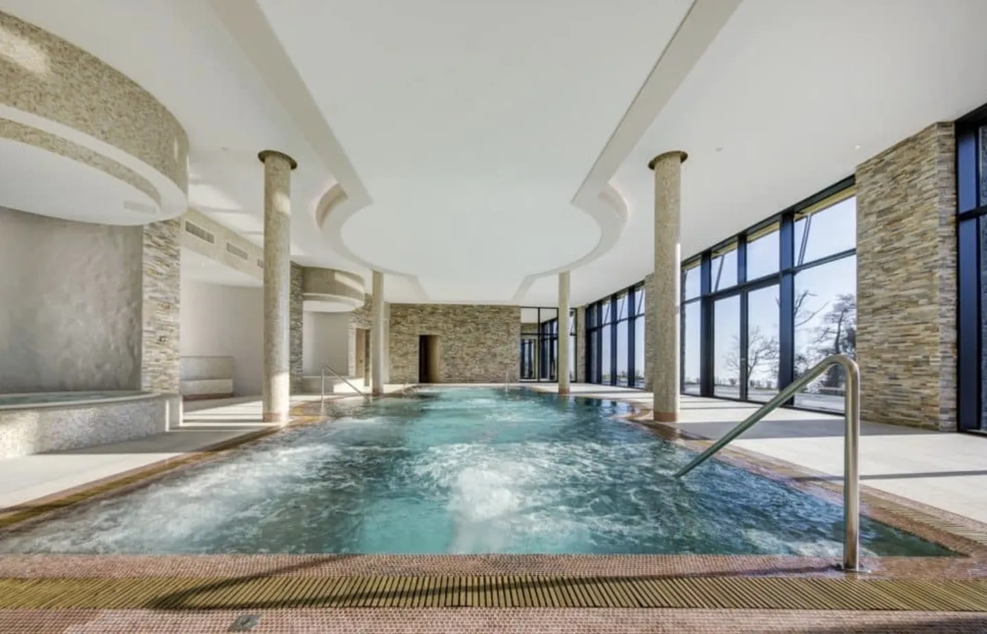 Résidence luxueuse avec grande terrasse et vue imprenable sur le lac L - Photo 11 sur 13