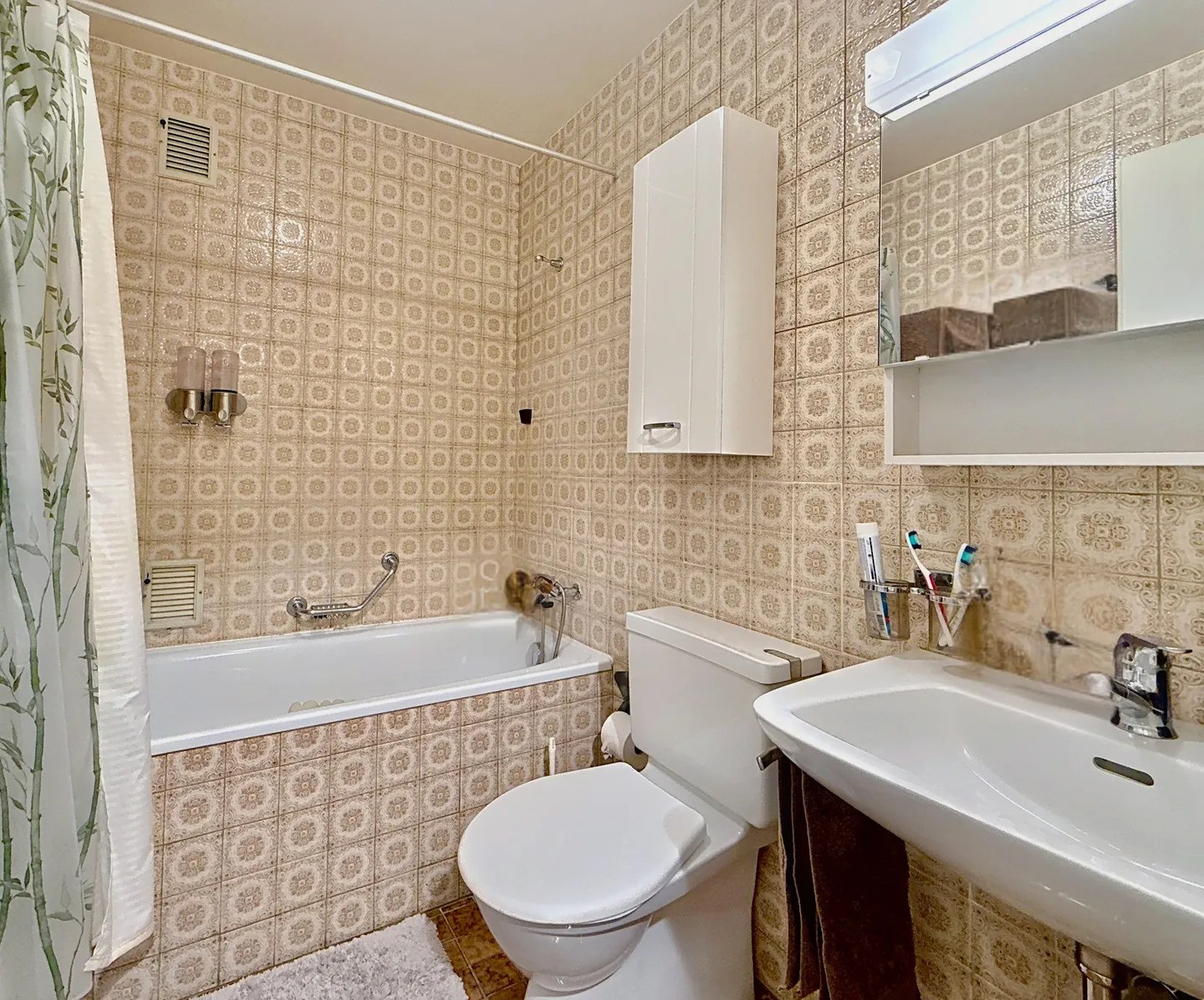 Charm and Serenity: A cocoon of light with balcony - Photo 4 of 6