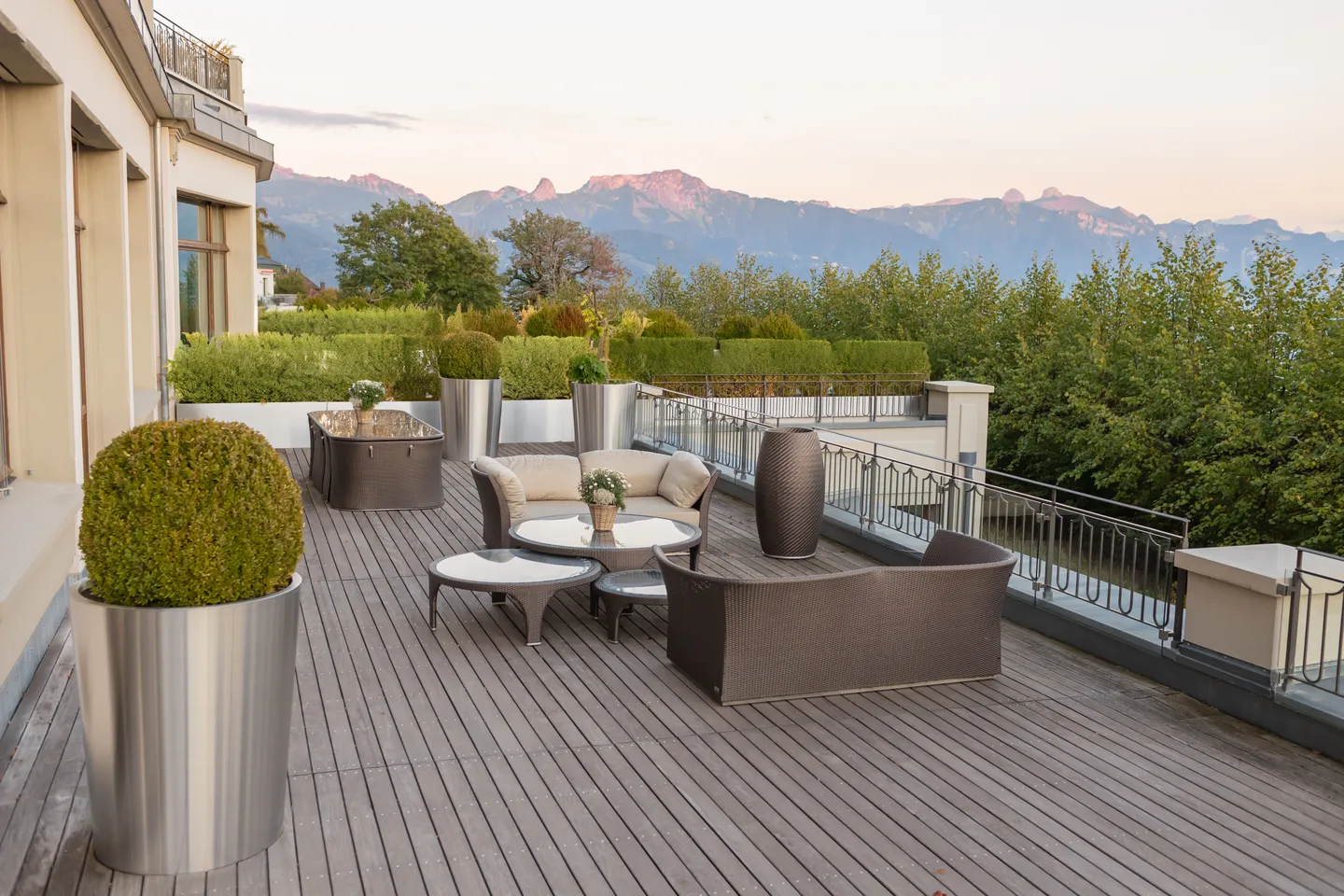 Résidence luxueuse avec grande terrasse et vue imprenable sur le lac L - Photo 9 sur 13