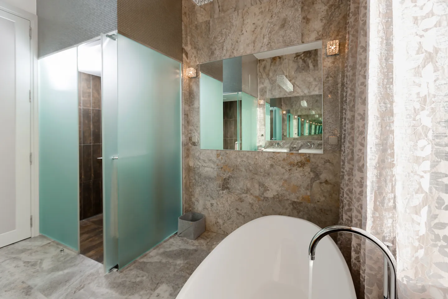 Résidence luxueuse avec grande terrasse et vue imprenable sur le lac L - Photo 8 sur 13