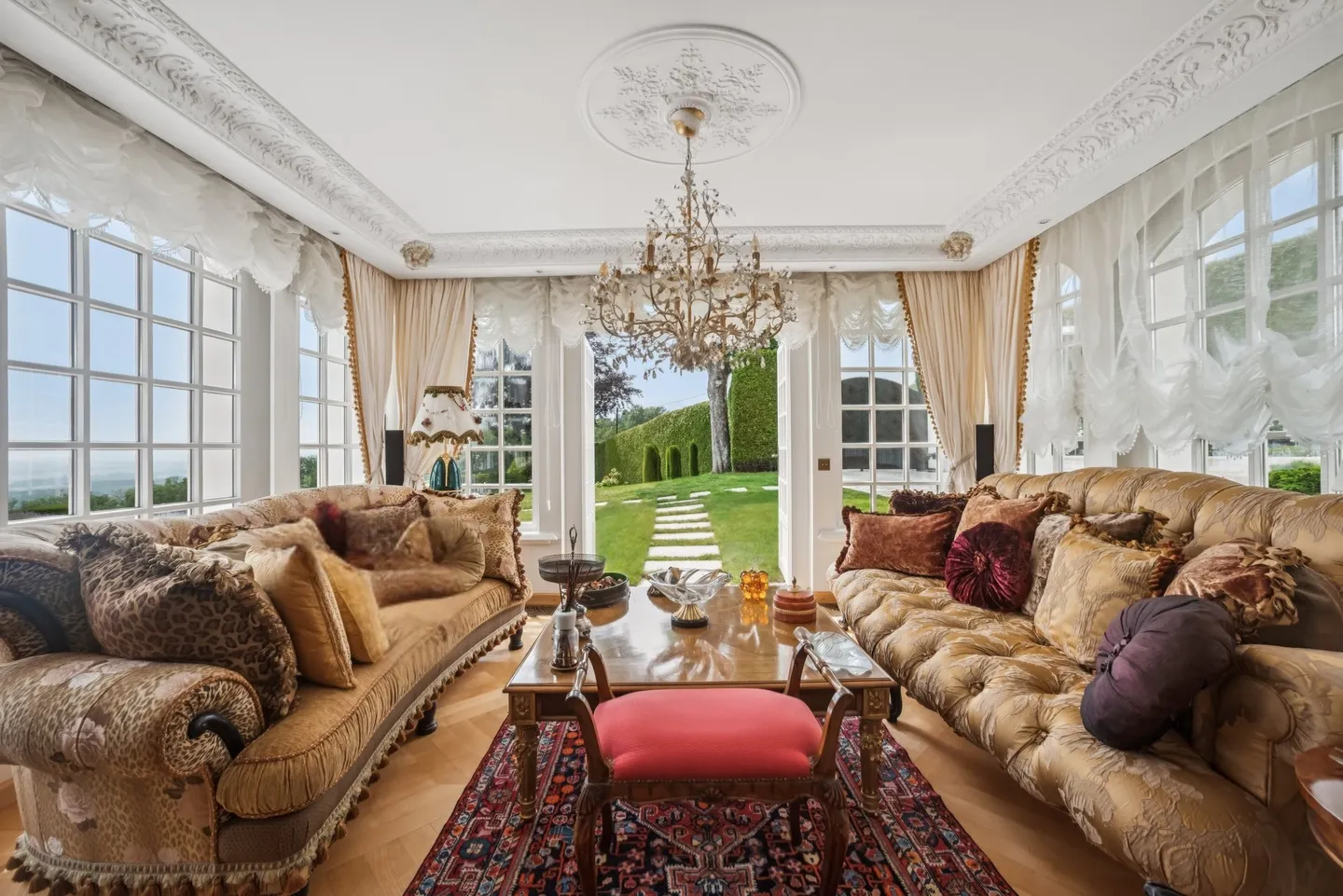 Prestigious property with pool, privacy and lake view - Photo 3 of 9