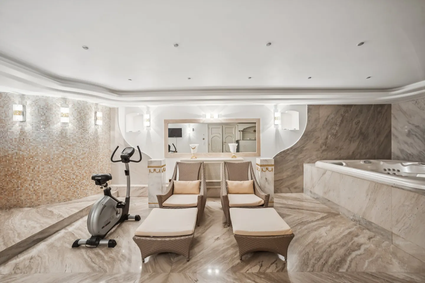 Prestigious property with pool, privacy and lake view - Photo 6 of 9