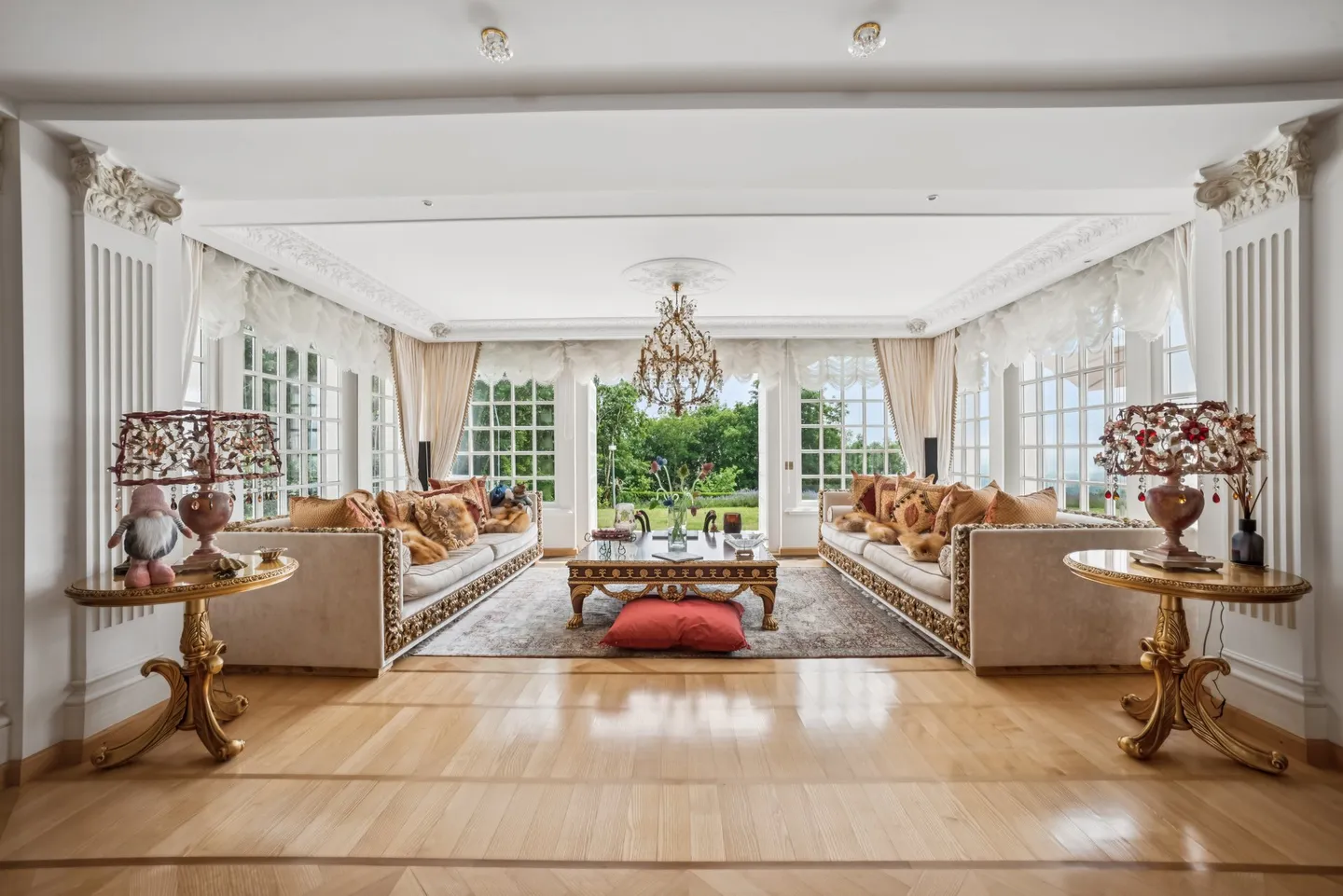 Prestigious property with pool, privacy and lake view - Photo 2 of 9