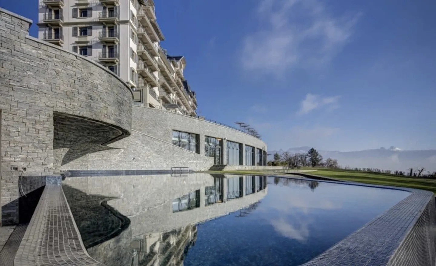 Résidence luxueuse avec grande terrasse et vue imprenable sur le lac L - Photo 12 sur 13