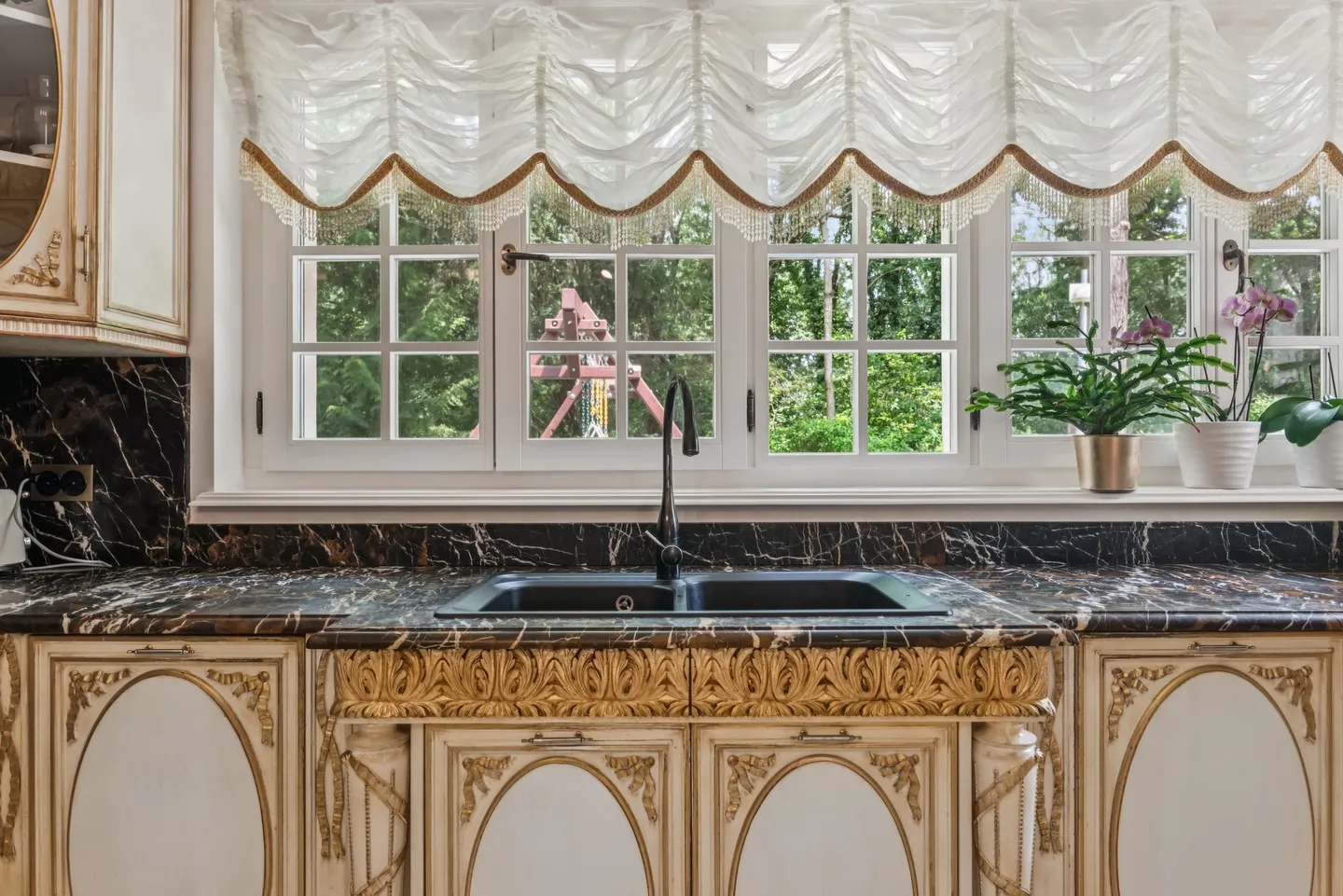 Prestigious property with pool, privacy and lake view - Photo 4 of 9