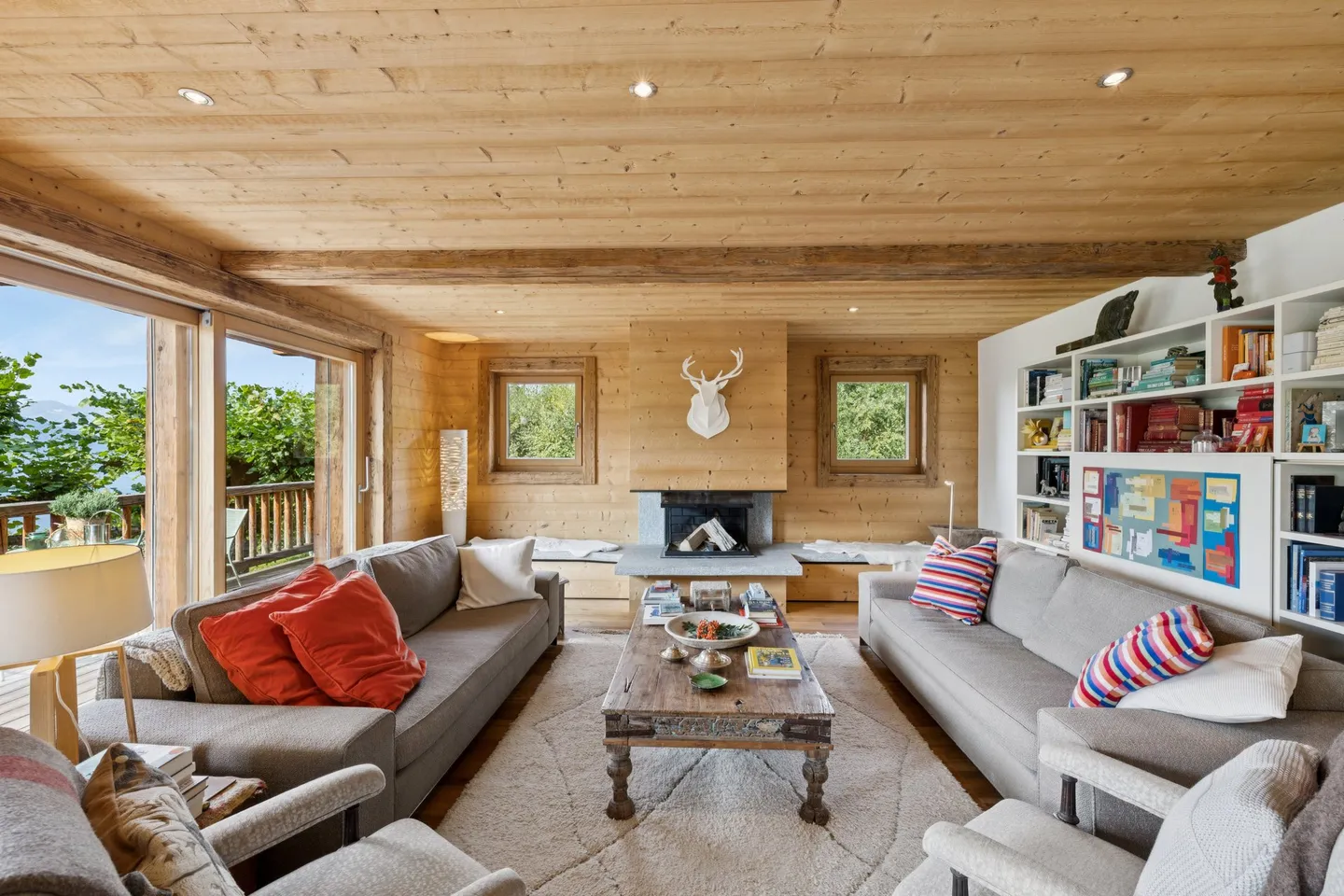 Chalet familiare elegante con vista panoramica e giardino terrazzato - Foto 5 di 12