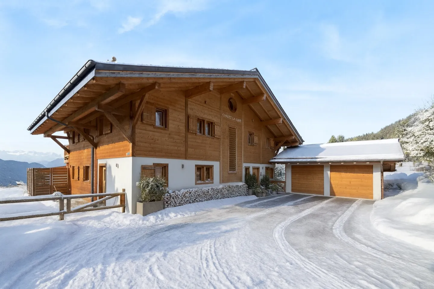 Chalet familiare elegante con vista panoramica e giardino terrazzato - Foto 1 di 10