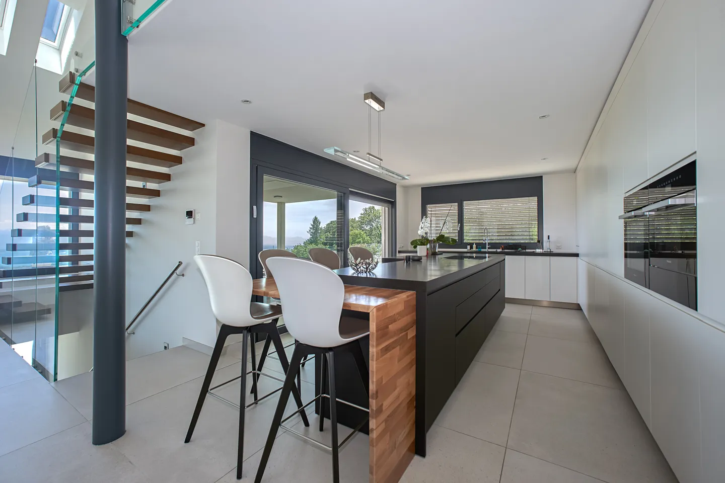 Contemporary Villa with Panoramic Views - Photo 2 of 8