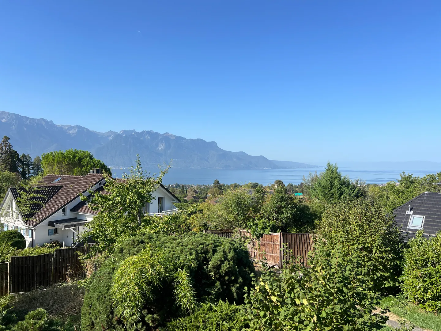 Wunderschönes bewaldetes Grundstück mit freiem Blick auf den See in Blonay - Foto 2 von 2