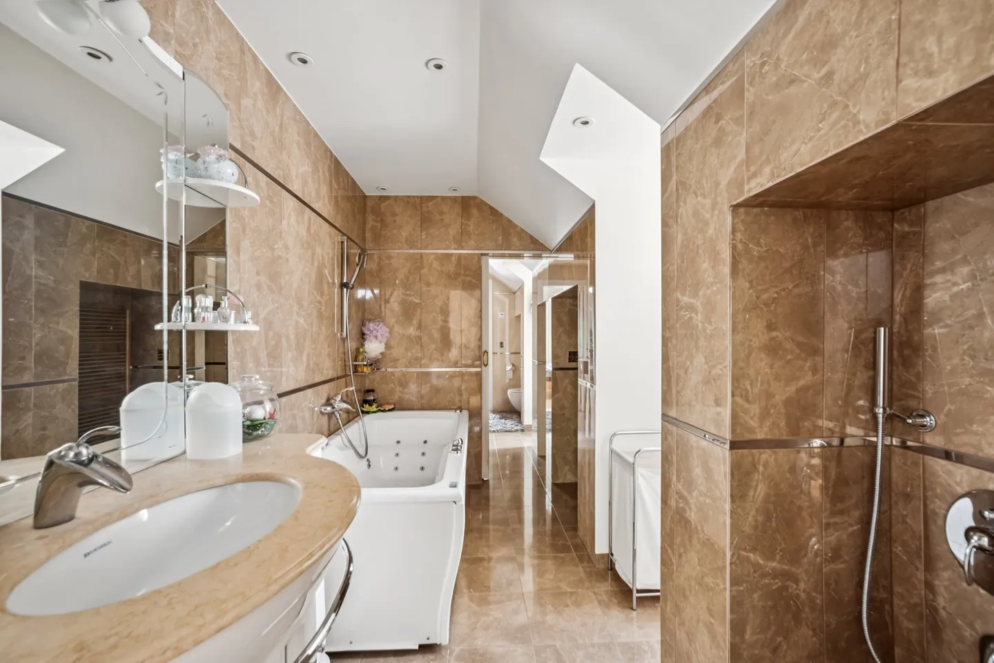 Prestigious property with pool, privacy and lake view - Photo 5 of 9