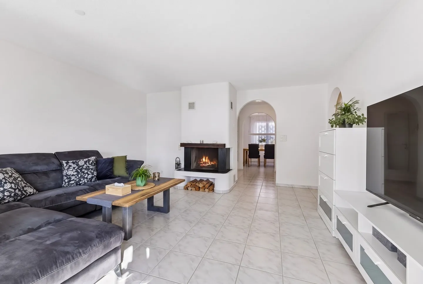 Appartement de 4.5 pi&egrave;ces avec chemin&eacute;e et trois places de parking - Photo 2 sur 13