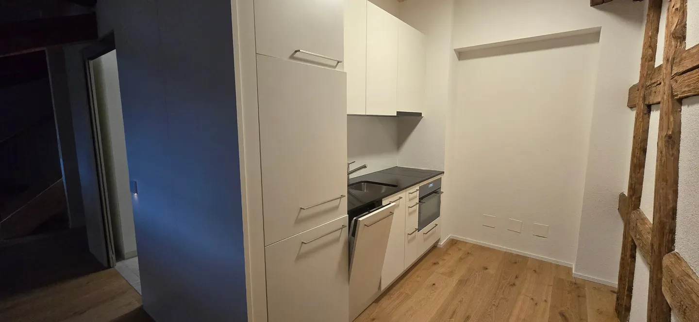 Le charme historique rencontre la vie moderne - Appartement en galerie de 2½ pièces près de la gare de Stein AG - Photo 6 sur 9