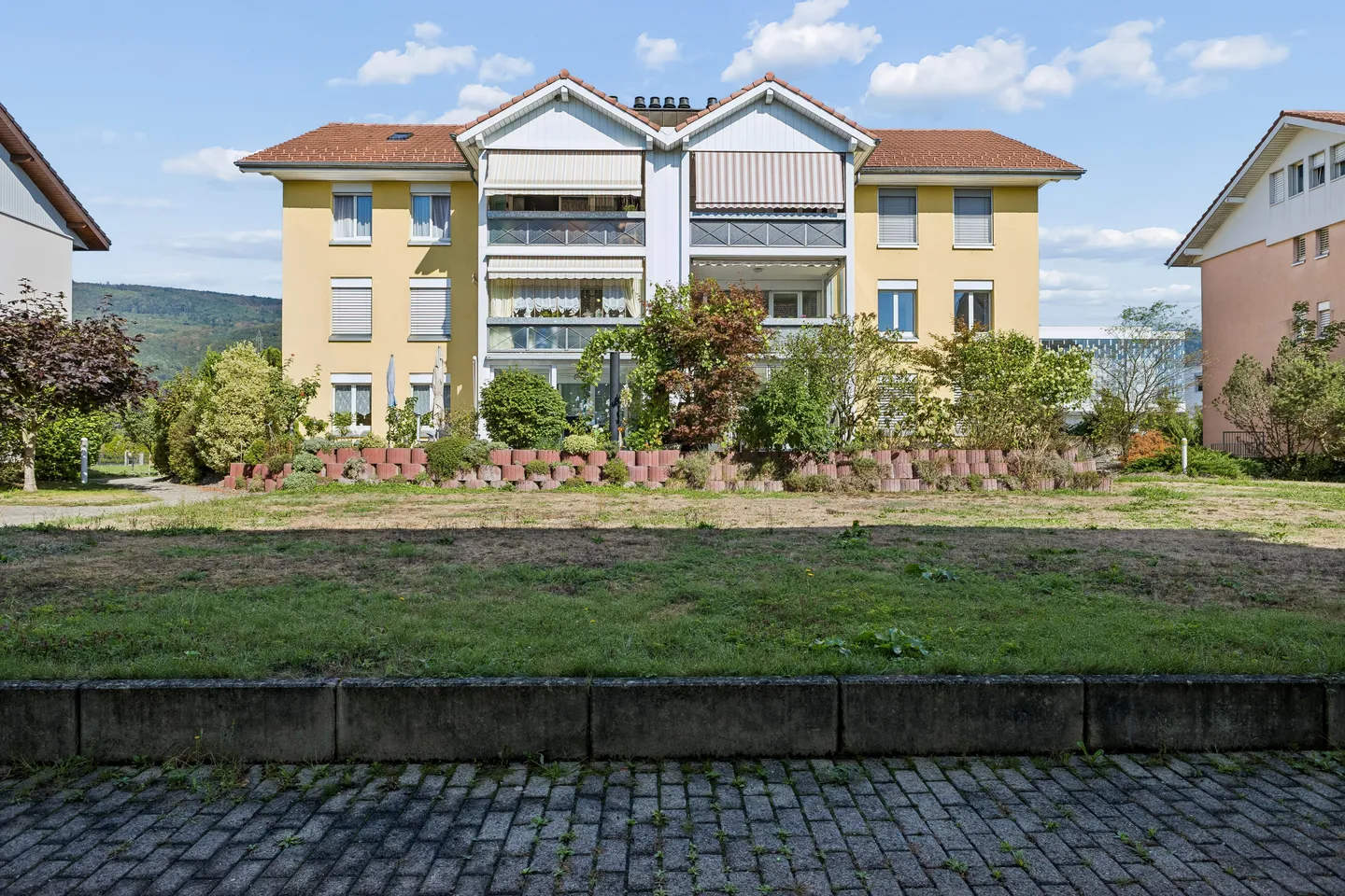 Appartement de 4.5 pi&egrave;ces avec chemin&eacute;e et trois places de parking - Photo 1 sur 13