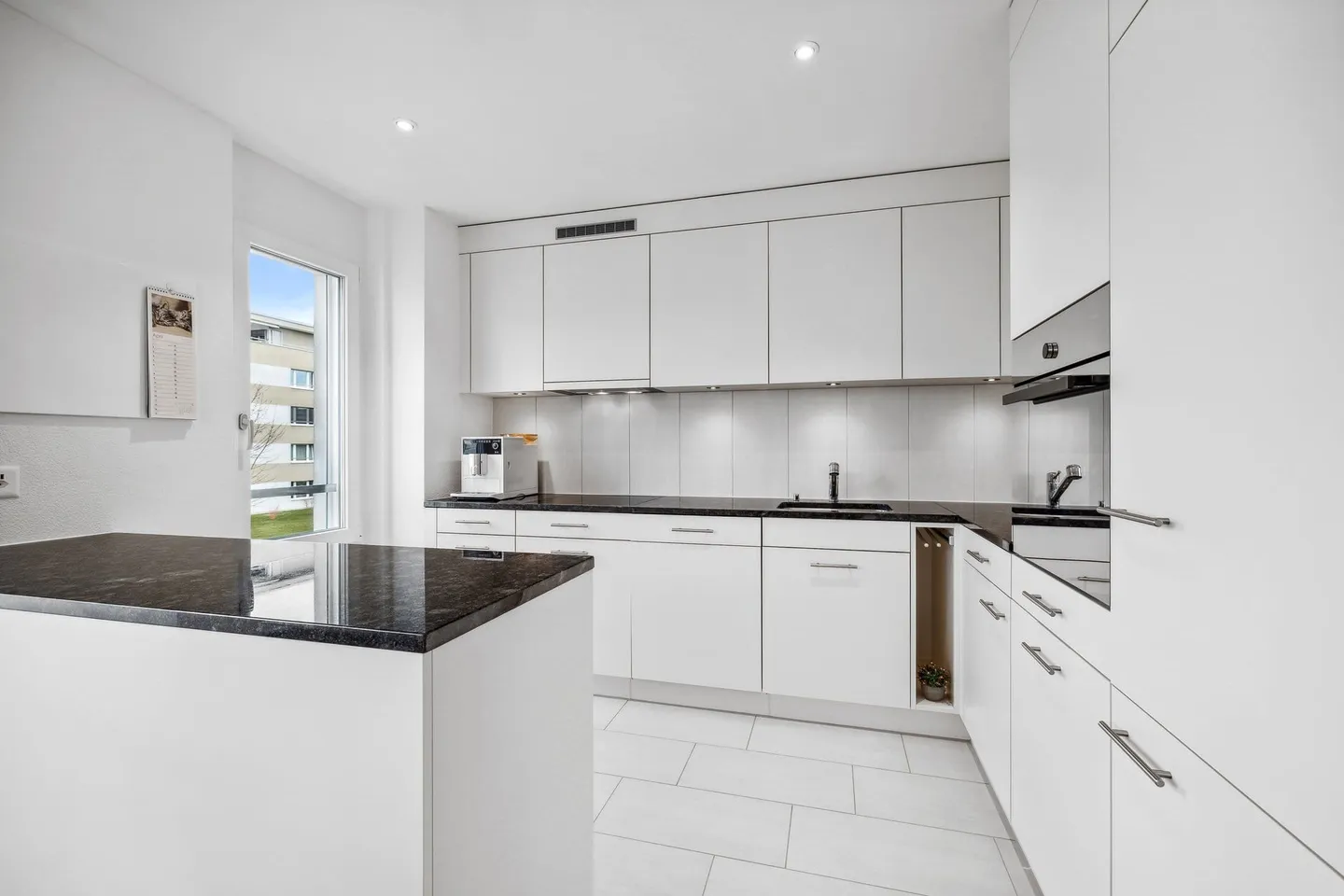 Confort de vie moderne avec 5,5 pièces dans le quartier prisé de Römerpark ! - Photo 9 sur 13