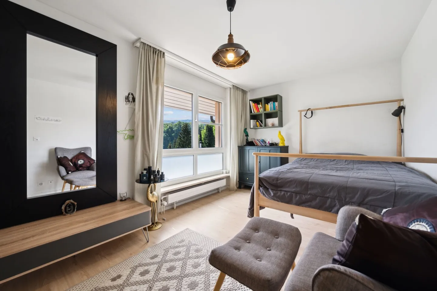 Modern Family Home with Garden - Photo 11 of 13