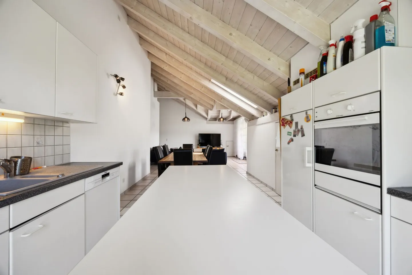 Allein unter dem Dach - 4½ Zimmer mit offenem Dachstuhl, Terrasse und Weitsicht - Photo 5 sur 13