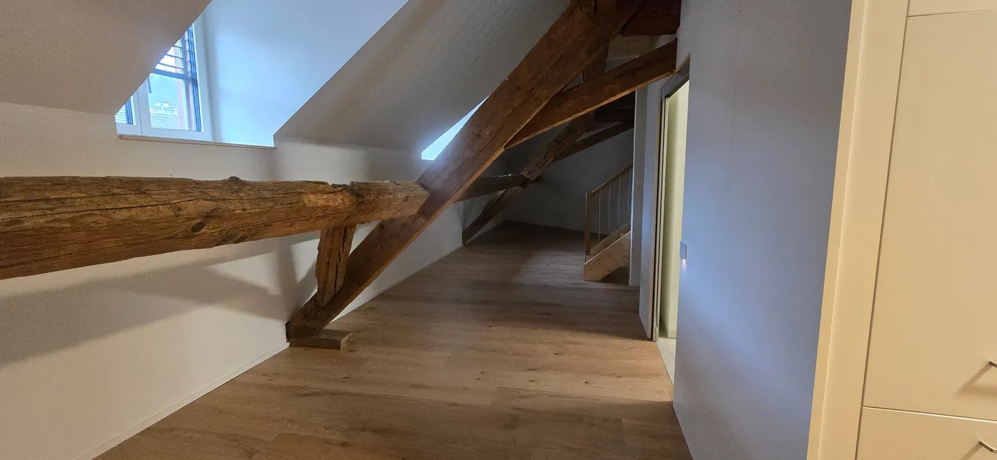 Le charme historique rencontre la vie moderne - Appartement en galerie de 2½ pièces près de la gare de Stein AG - Photo 5 sur 9