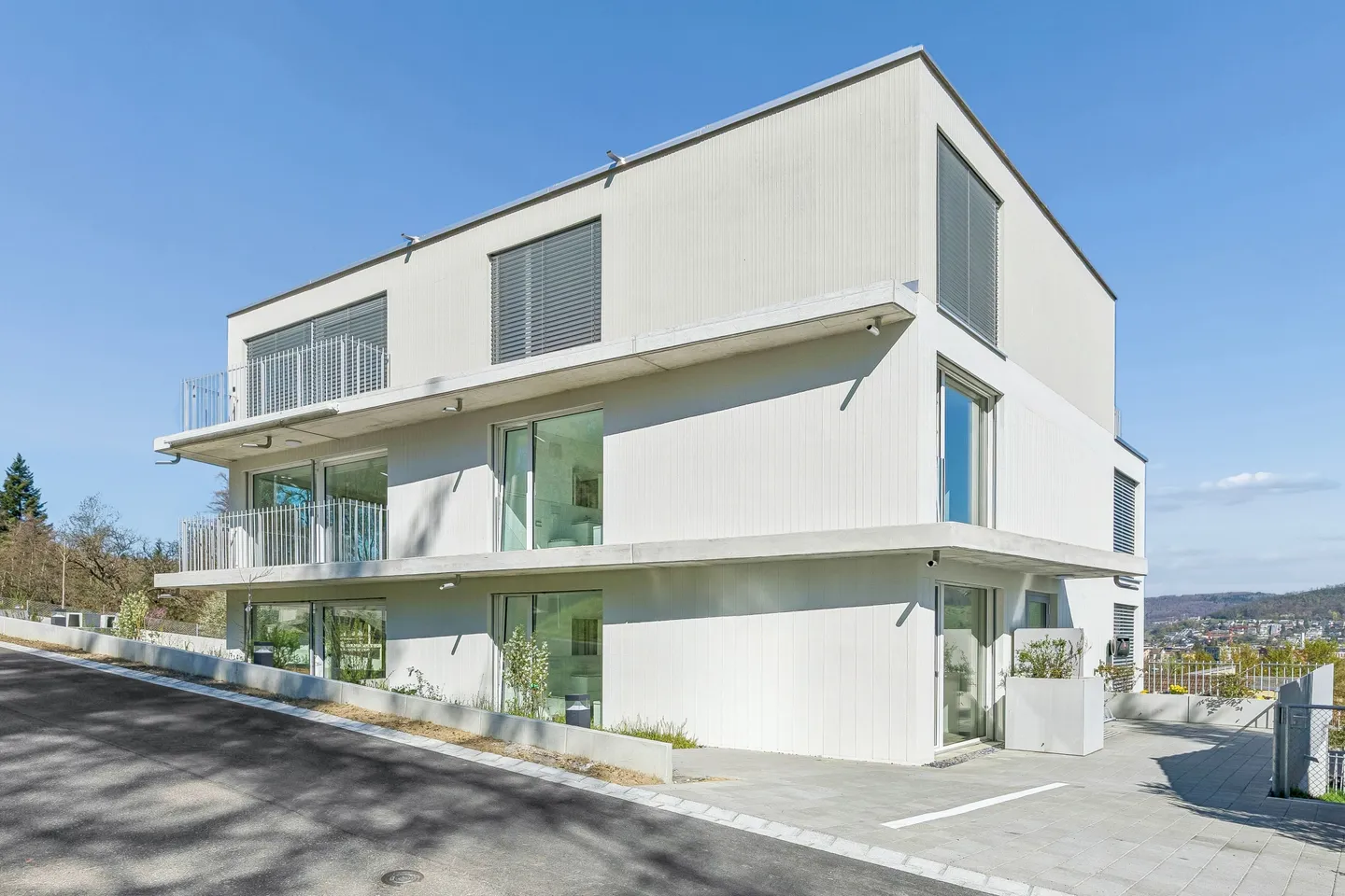 Appartamento 2.5 stanze in nuova costruzione / prima occupazione con balcone soleggiato a sud a Neuenhof - Foto 11 di 12