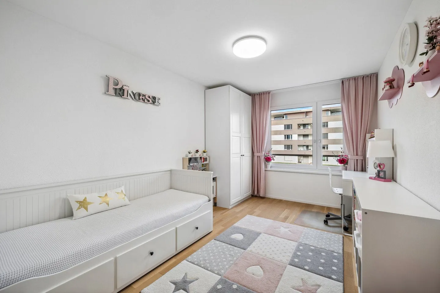 Confort de vie moderne avec 5,5 pièces dans le quartier prisé de Römerpark ! - Photo 2 sur 13