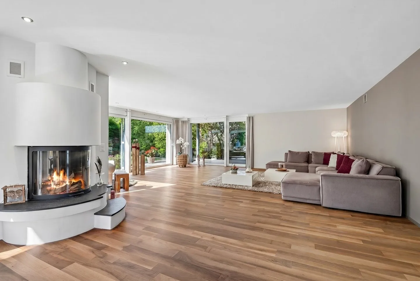 Exklusives Einfamilienhaus mit Garten - Foto 2 von 13