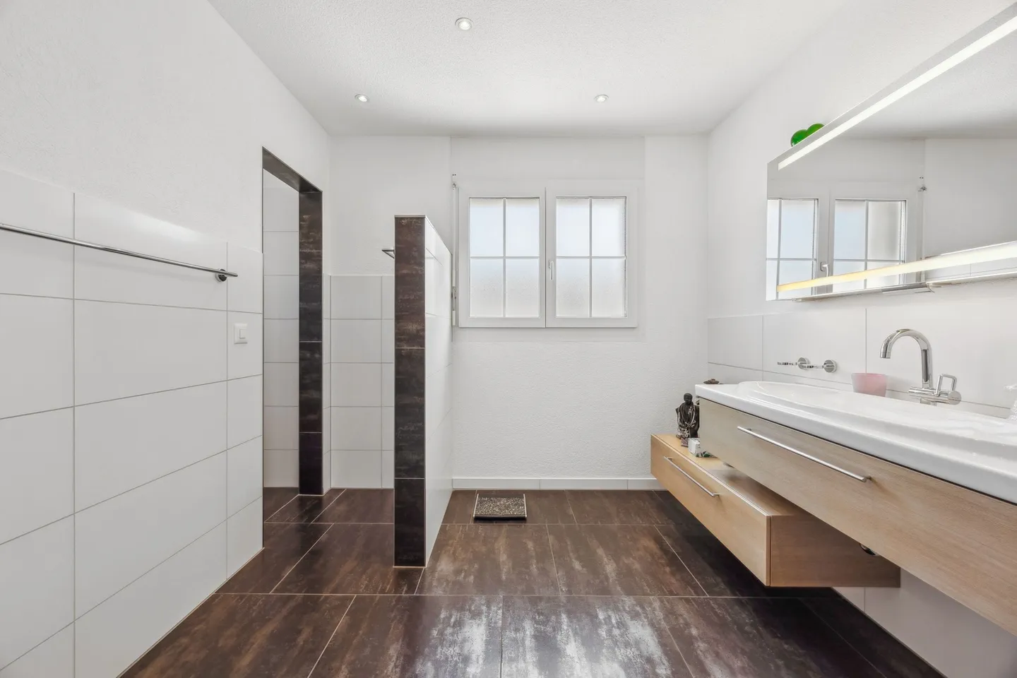 Gepflegtes Einfamilienhaus in Suhr – ruhige Wohnlage, modernes Ambiente und durchdachte Architektur - Foto 8 von 13