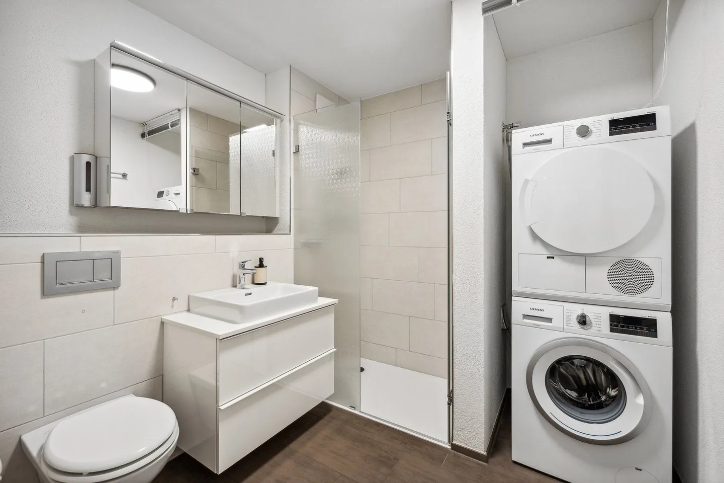 Confort de vie moderne avec 5,5 pièces dans le quartier prisé de Römerpark ! - Photo 7 sur 13