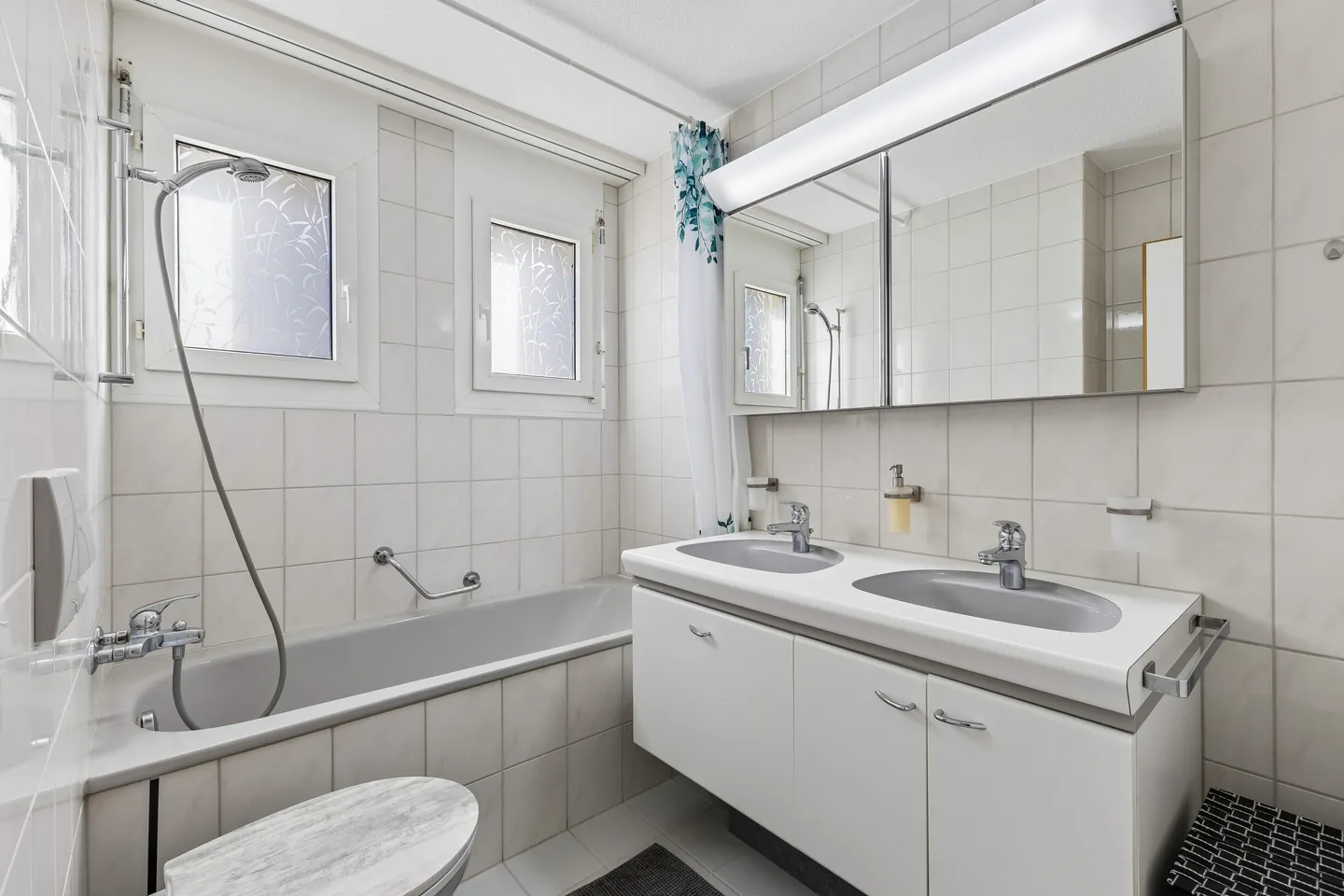 Appartement de 4.5 pi&egrave;ces avec chemin&eacute;e et trois places de parking - Photo 11 sur 13