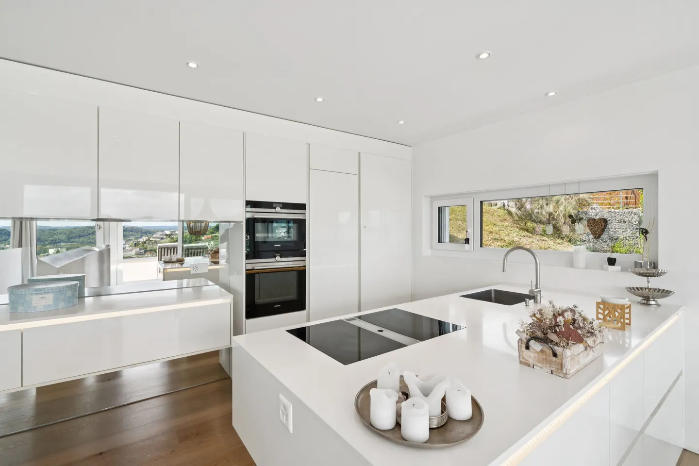 Spacious Single-Family Home with Far-Reaching Views and Plenty of Living Space - Photo 6 of 13