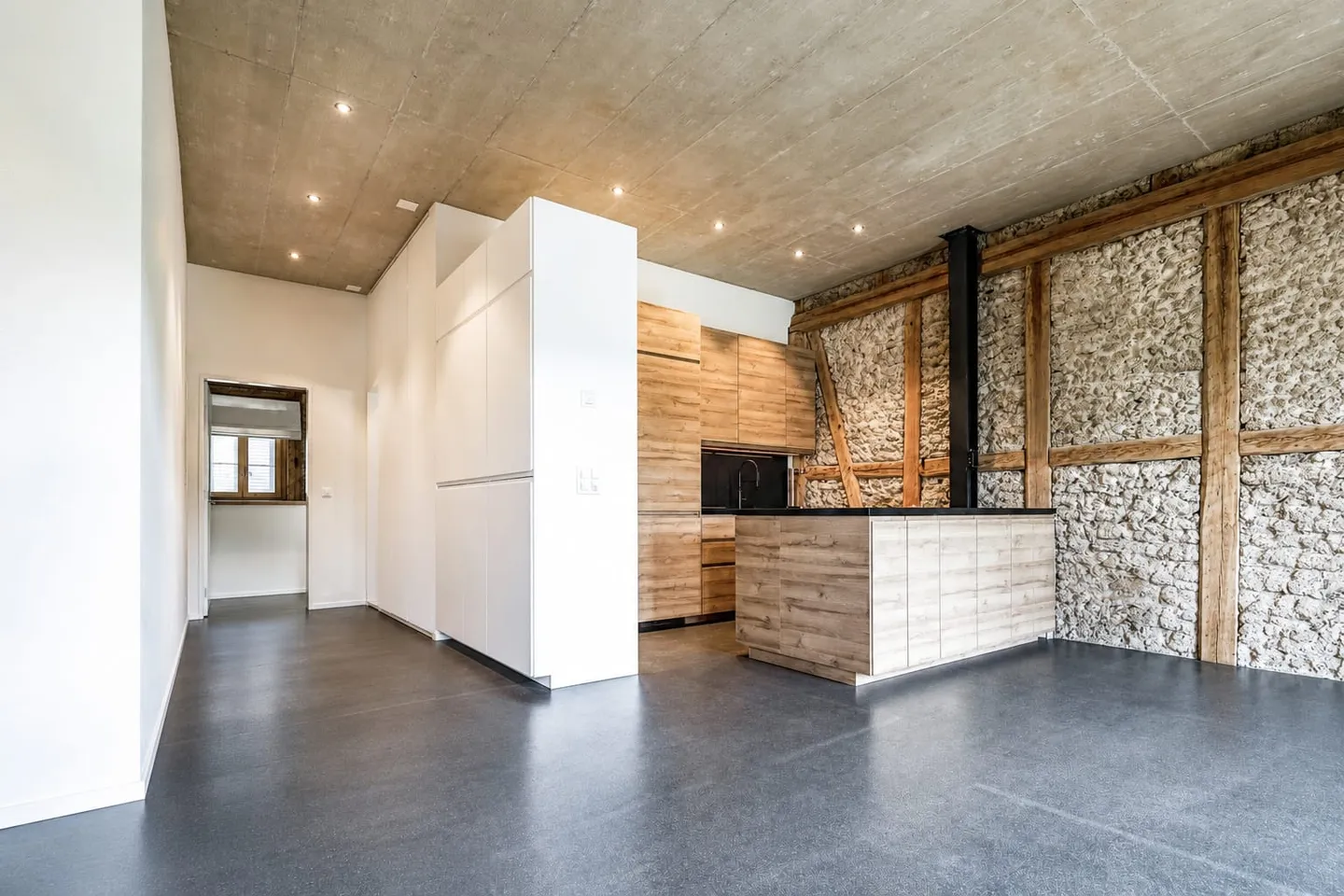 Historical jewel with modern expansion standard - 2.5-room apartment with balcony - Photo 1 of 13