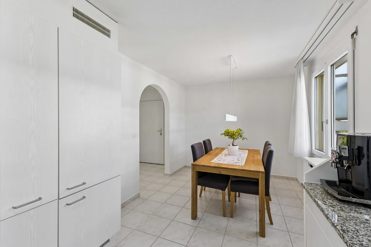 Appartement de 4.5 pi&egrave;ces avec chemin&eacute;e et trois places de parking - Photo 6 sur 13