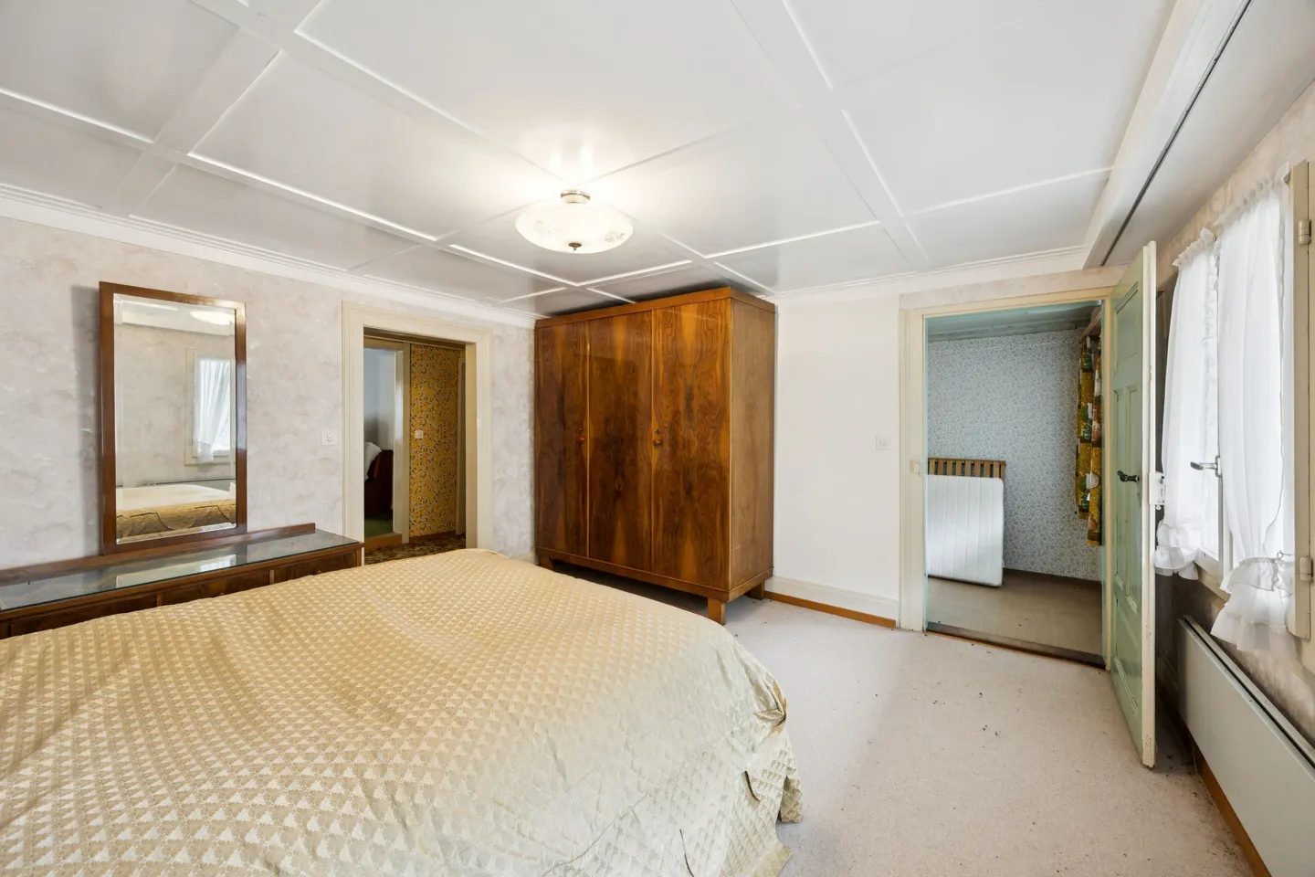 Spacious 7-Room House in Leibstadt with Large Rooftop Terrace and Lots of Potential - Photo 8 of 13