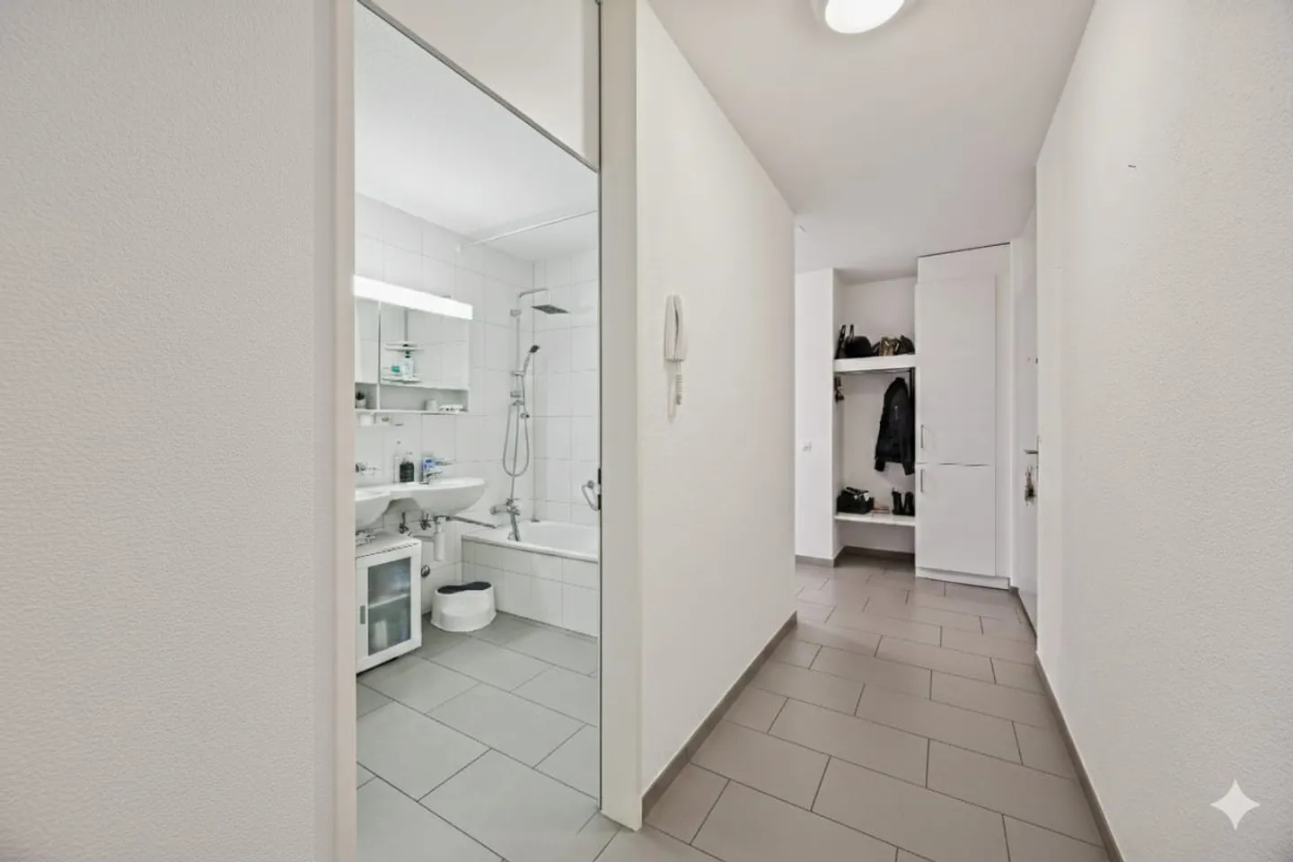 Attraktive 3-Zimmer-Eigentumswohnung mit 28.6 m² Terrasse und Lift - Foto 7 di 13