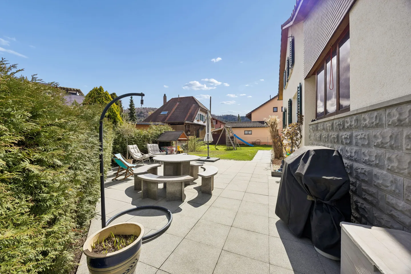 Charmante maison individuelle avec jardin paradisiaque, grande terrasse et potentiel d'agrandissement - Photo 1 sur 13