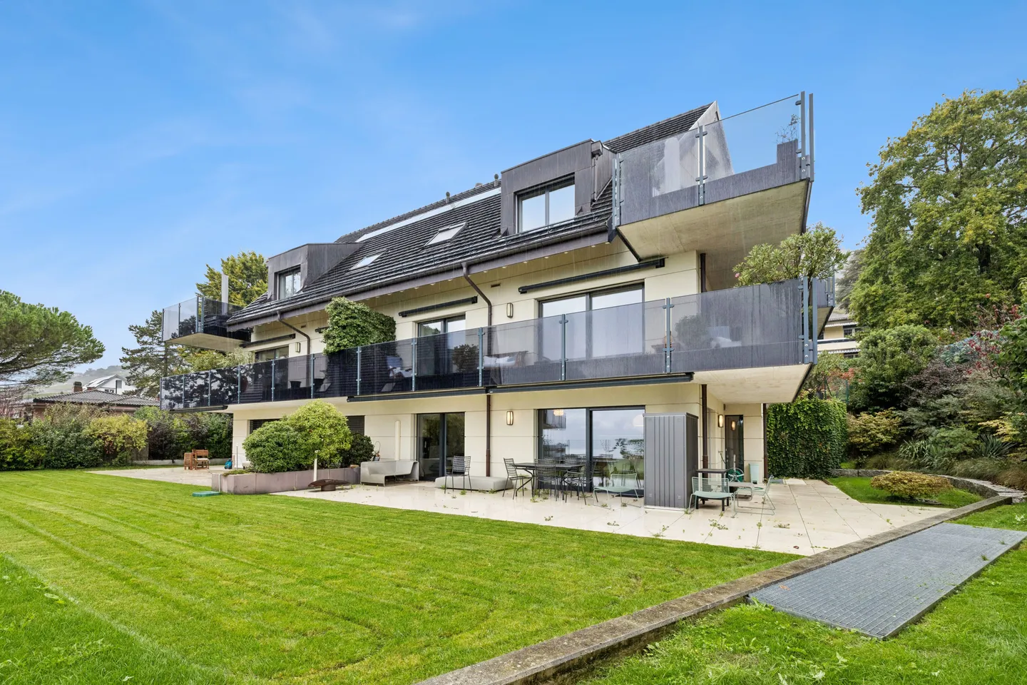 Modernes Gartenapartment mit Seesicht - Foto 2 von 13