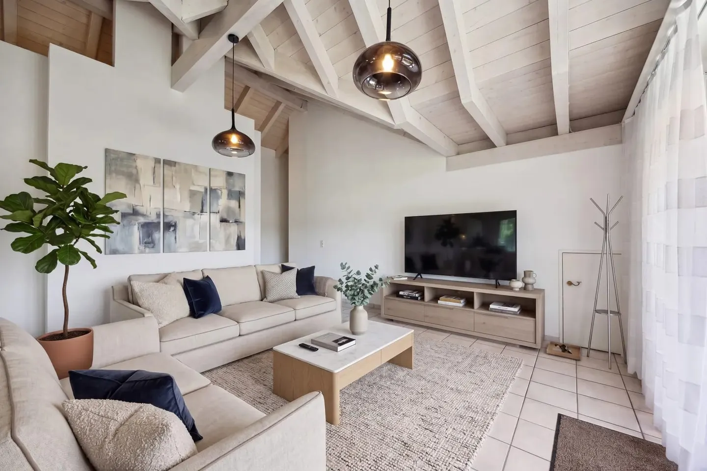 Allein unter dem Dach - 4½ Zimmer mit offenem Dachstuhl, Terrasse und Weitsicht - Photo 3 sur 13