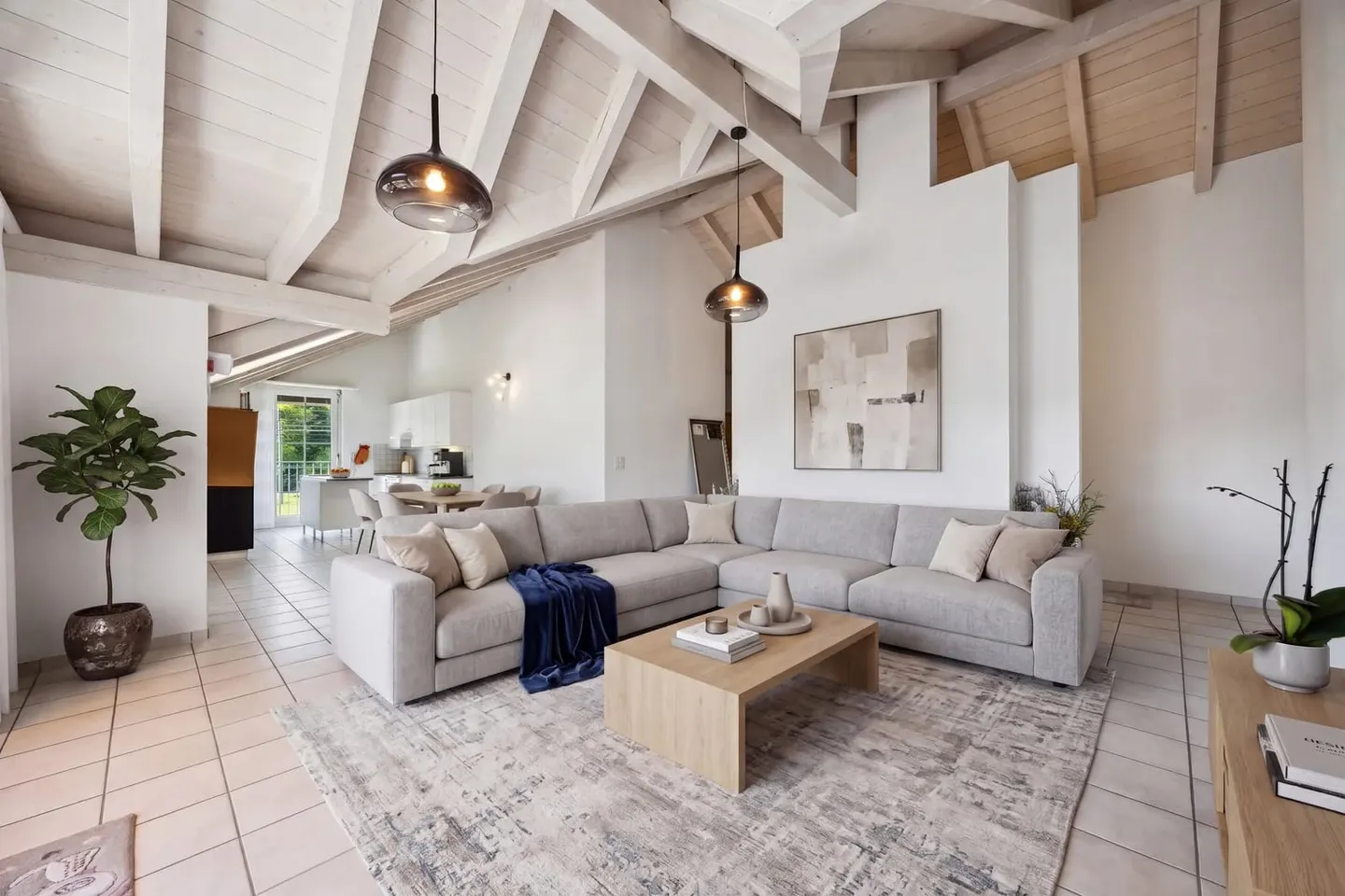 Allein unter dem Dach - 4½ Zimmer mit offenem Dachstuhl, Terrasse und Weitsicht - Photo 2 sur 13