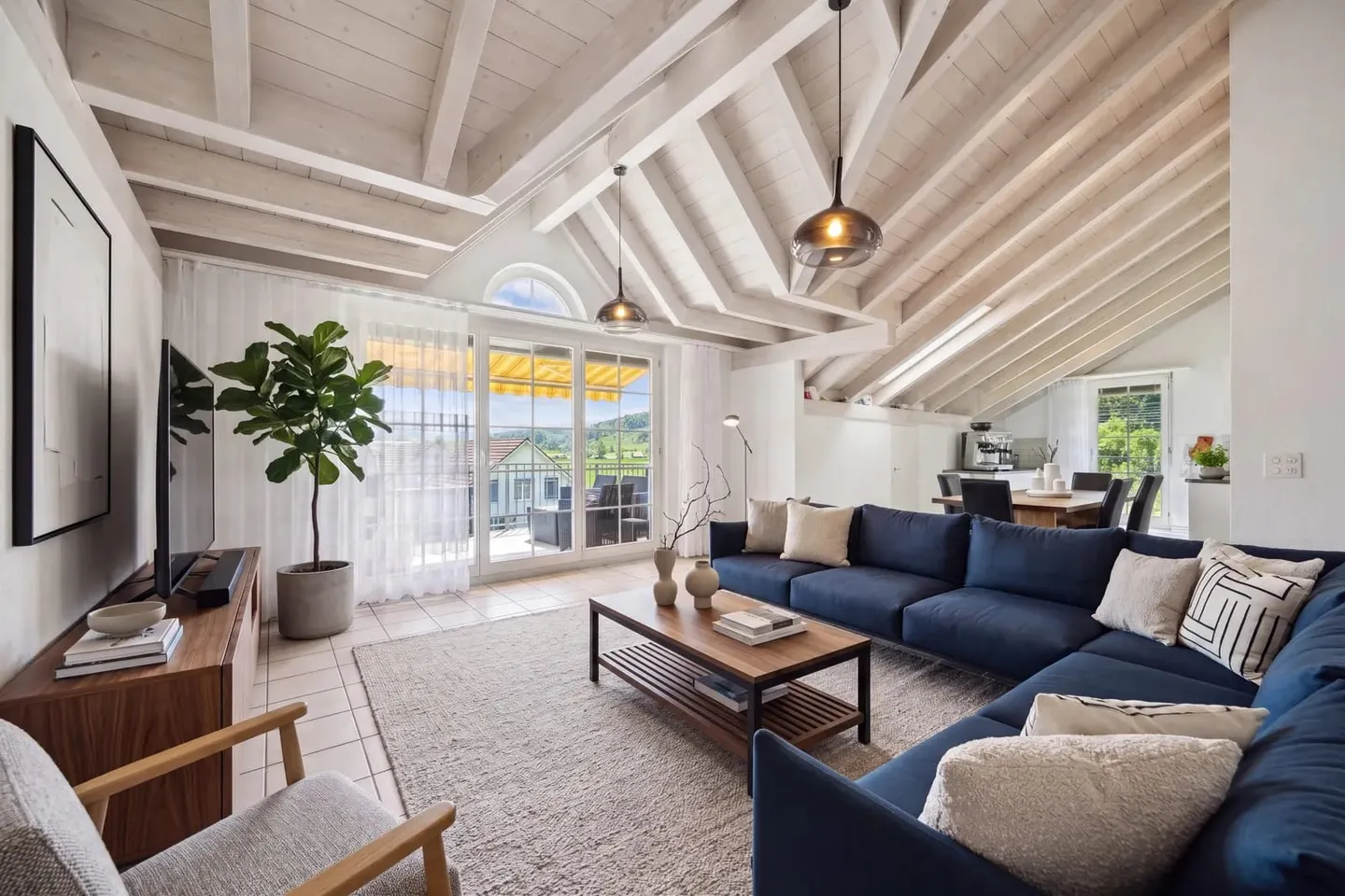Allein unter dem Dach - 4½ Zimmer mit offenem Dachstuhl, Terrasse und Weitsicht - Photo 1 sur 13