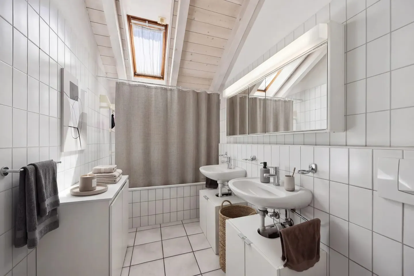 Allein unter dem Dach - 4½ Zimmer mit offenem Dachstuhl, Terrasse und Weitsicht - Photo 13 sur 13