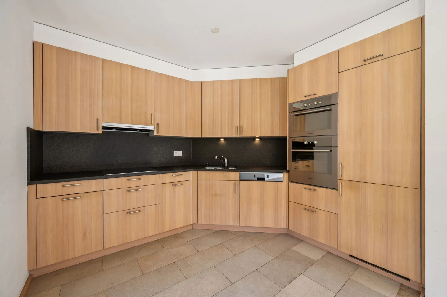 Alpine Dream: Stylish 4.5-Room Apartment with Spectacular Mountain View - Photo 7 of 13