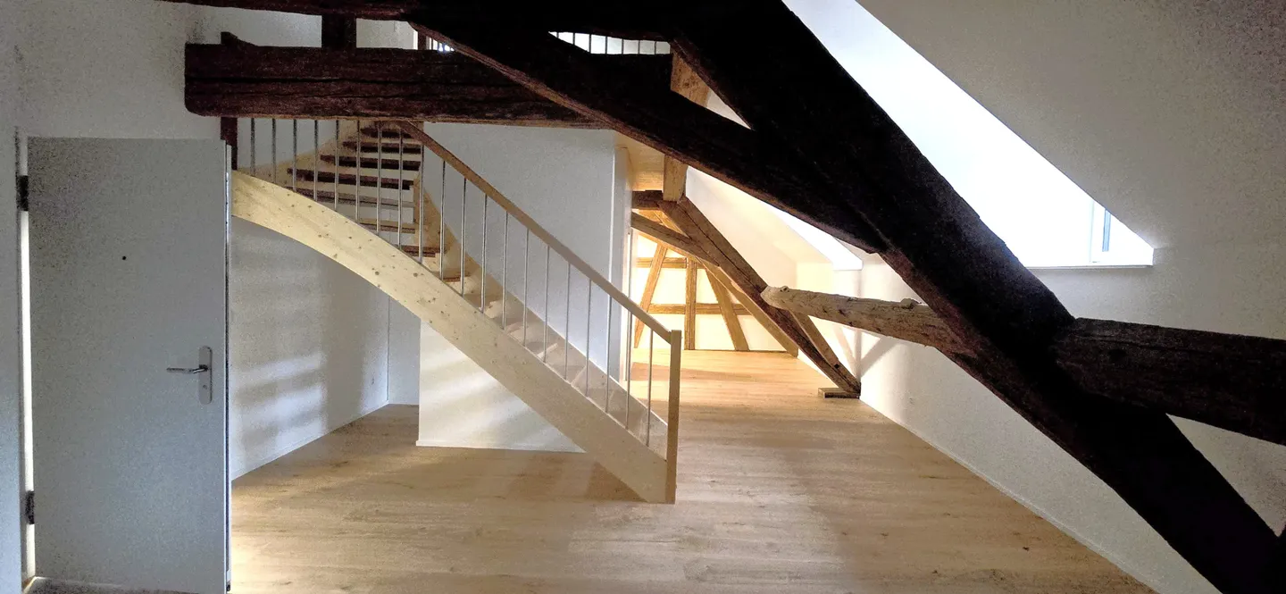 Le charme historique rencontre la vie moderne - Appartement en galerie de 2½ pièces près de la gare de Stein AG - Photo 2 sur 9