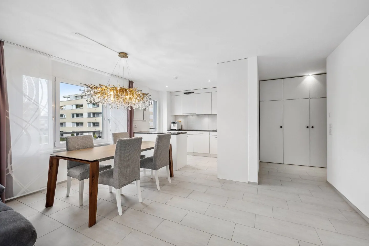 Confort de vie moderne avec 5,5 pièces dans le quartier prisé de Römerpark ! - Photo 4 sur 13