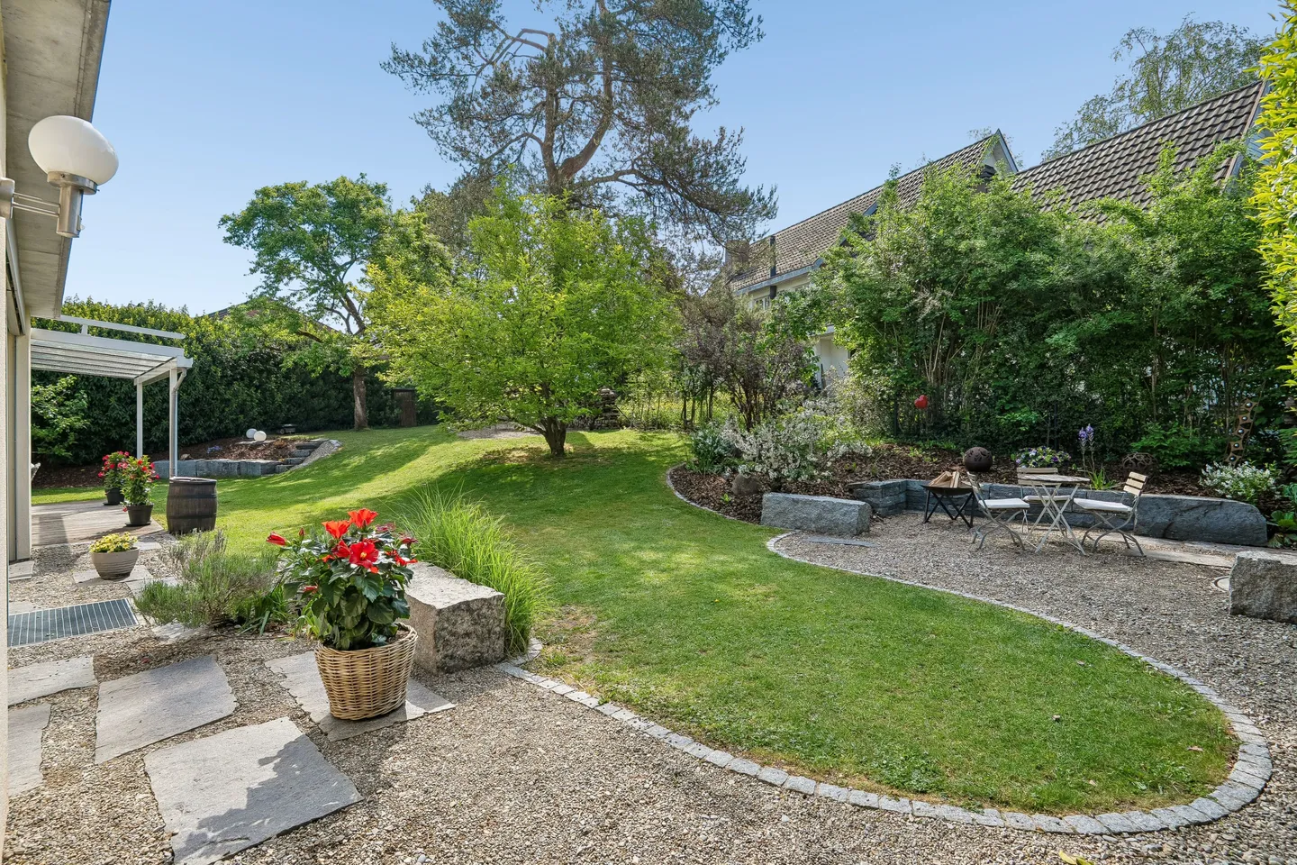 Exklusives Einfamilienhaus mit Garten - Foto 11 von 13