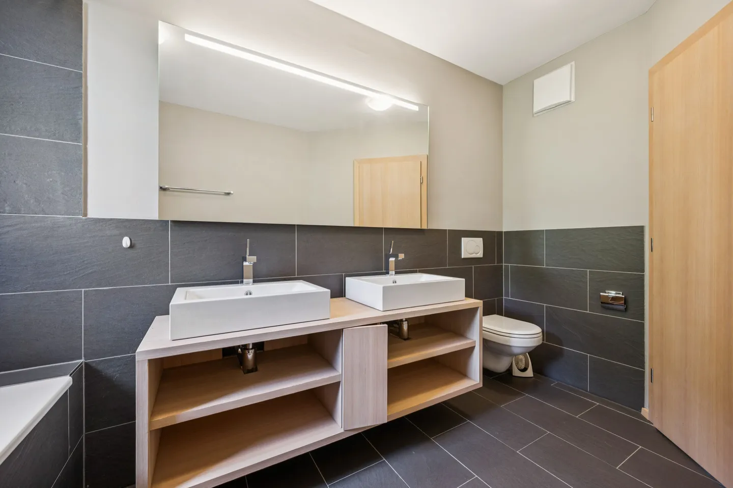 Alpine Dream: Stylish 4.5-Room Apartment with Spectacular Mountain View - Photo 11 of 13