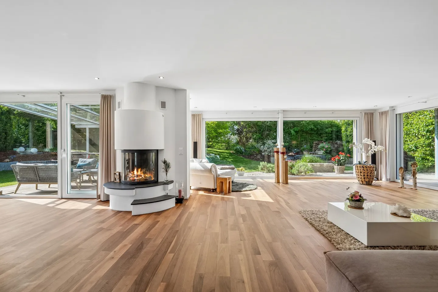 Exklusives Einfamilienhaus mit Garten - Foto 1 von 13