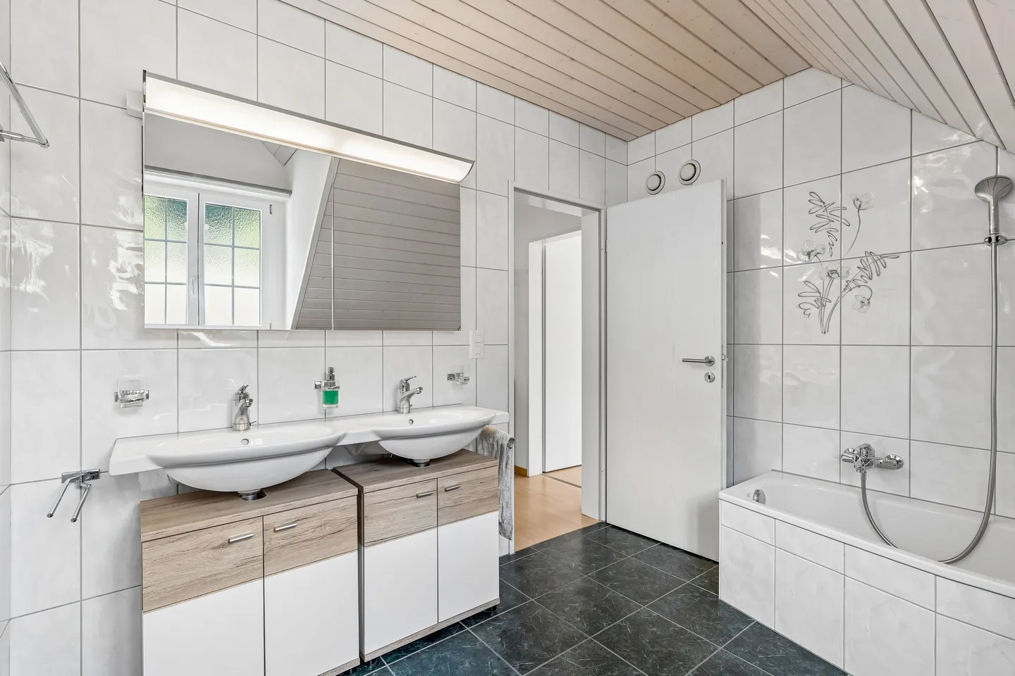 Villa de campagne exclusive avec tourelle dans un emplacement ensoleillé au sud-ouest, à seulement 30 minutes de Zurich HB - Photo 11 sur 13