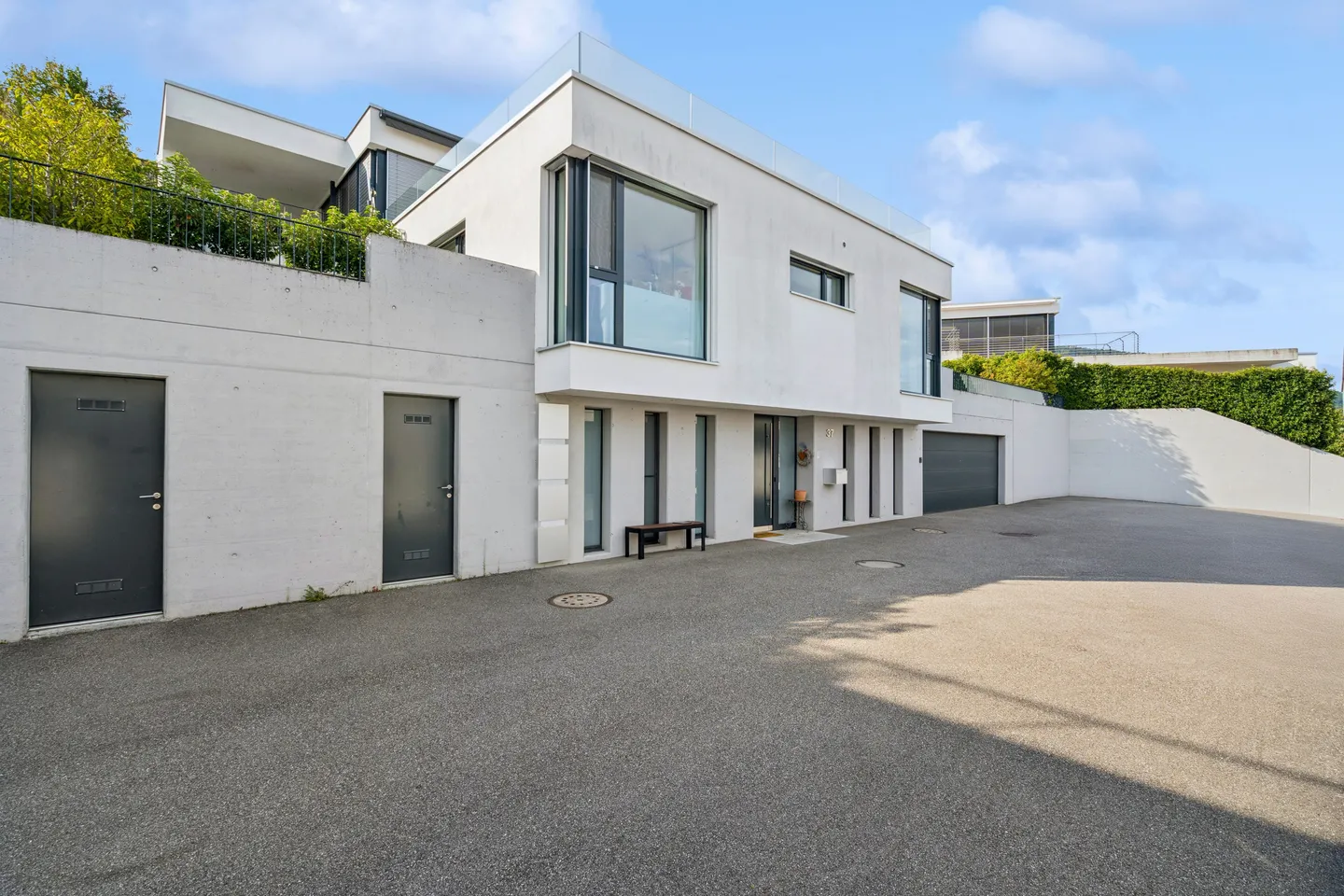 Spacious Single-Family Home with a View and Plenty of Living Space - Photo 3 of 13