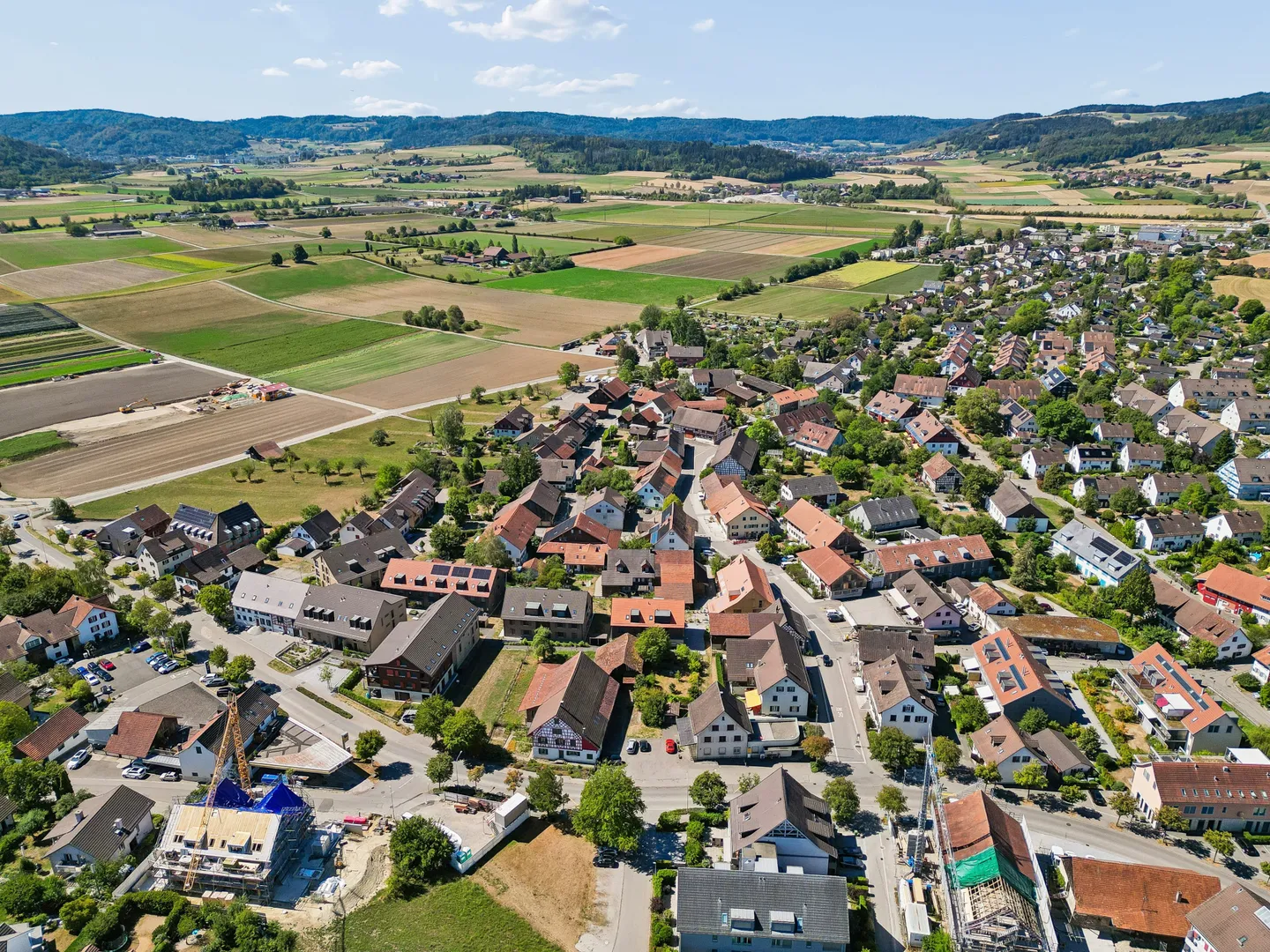 Central, quiet and light-flooded - Your new home in the heart of Hettlingen - Photo 2 of 13